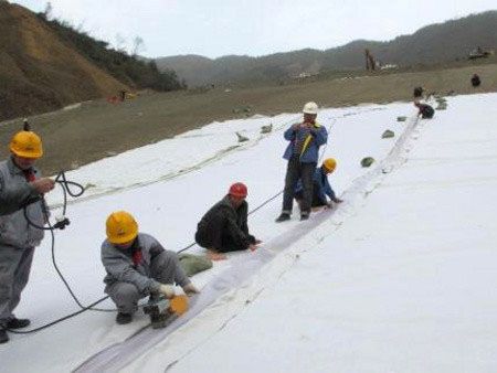 白溪水库复合土工膜施工